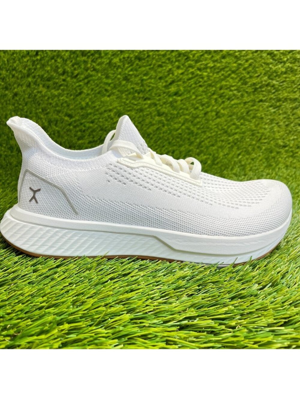 Flux Adapt Runner White Gum Womens Size 8.5 Mens Size 7 Athletic Knit Shoes